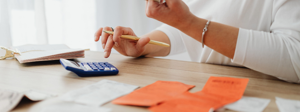 Desendeudamiento familiar y personal: cómo refinanciar deudas de tarjetas de crédito y préstamos